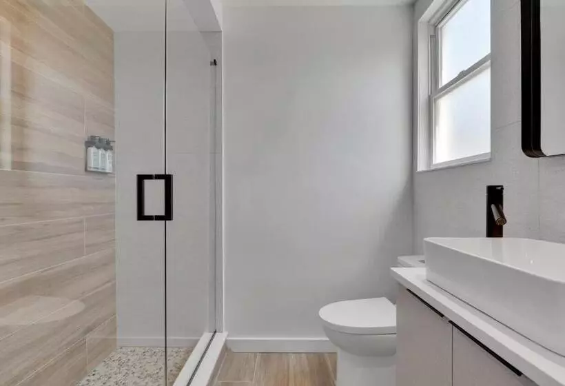 Hotelli The St Laurent Guest Rooms