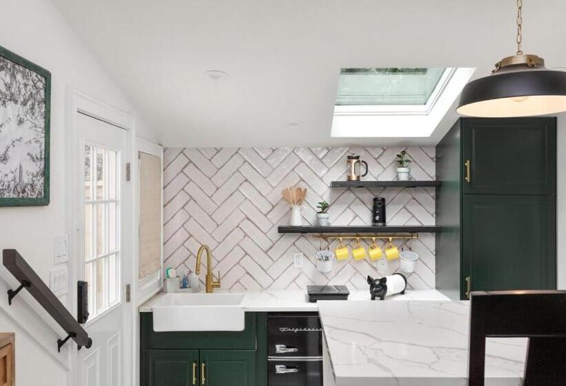 پانسیون The Cozy Yellow Cottage In Dilworth