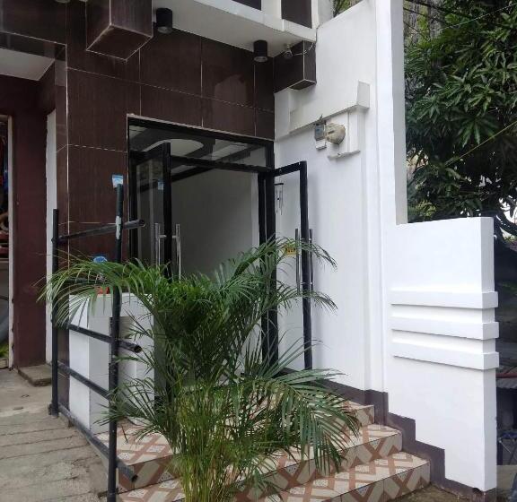 הוסטל Jace S Travellers Inn