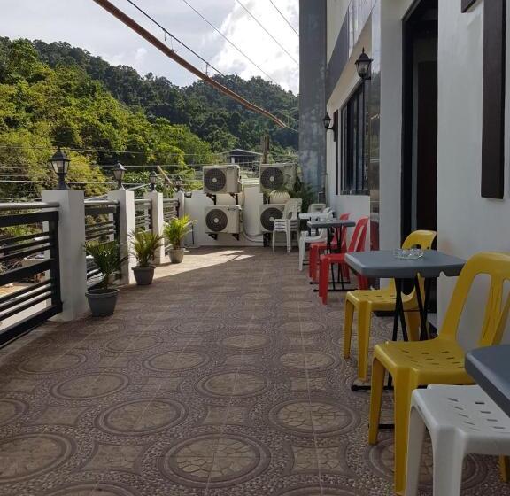 הוסטל Jace S Travellers Inn