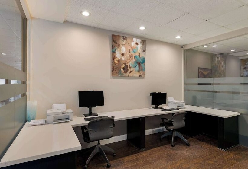 فندق Suburban Studios