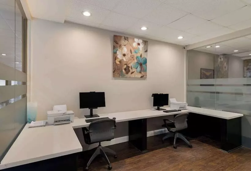 Hotelli Suburban Studios