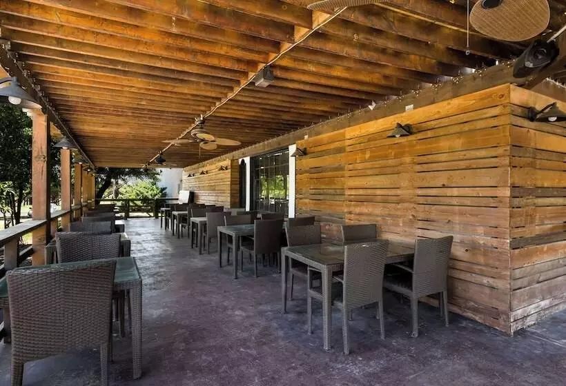 Hotelli Suburban Studios