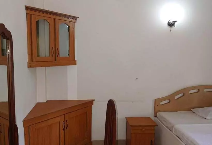 ホテル Tharindu Hostel
