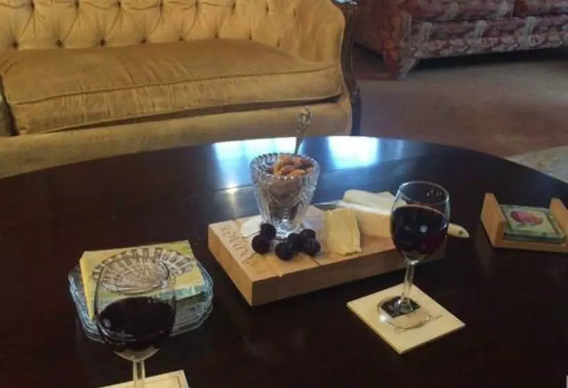 민박 Tidewater Inn