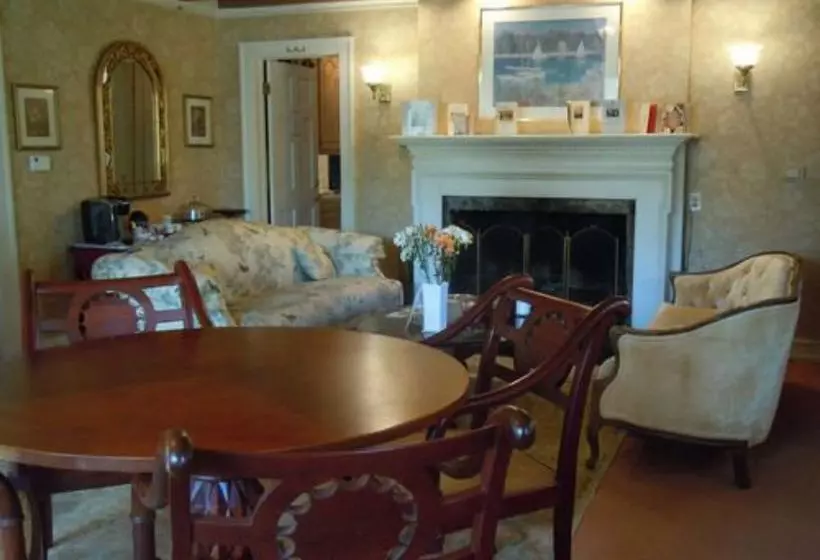 민박 Tidewater Inn