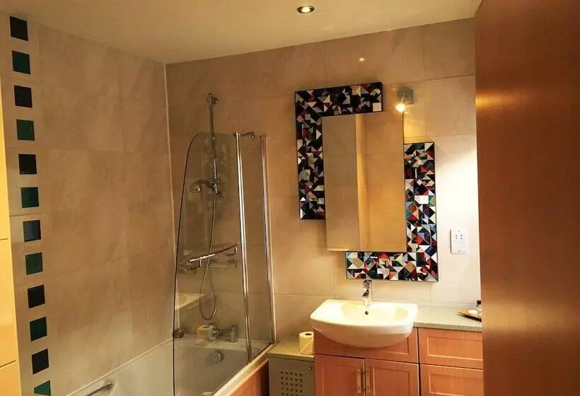 בית מלון כפרי The Highworth