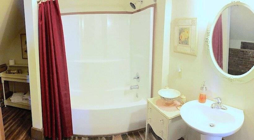 Main Street Bed & Breakfast Established In 1810