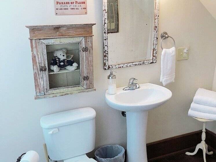 Main Street Bed & Breakfast Established In 1810