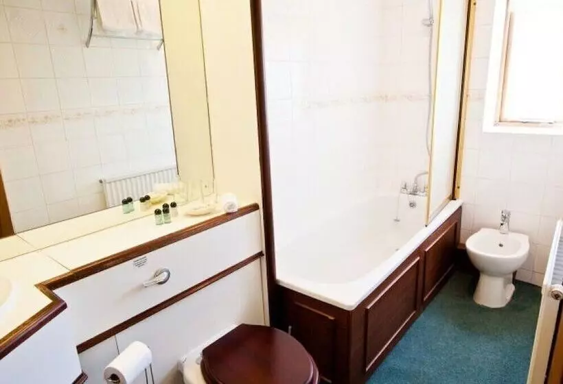 Majatalo Leeming Wells