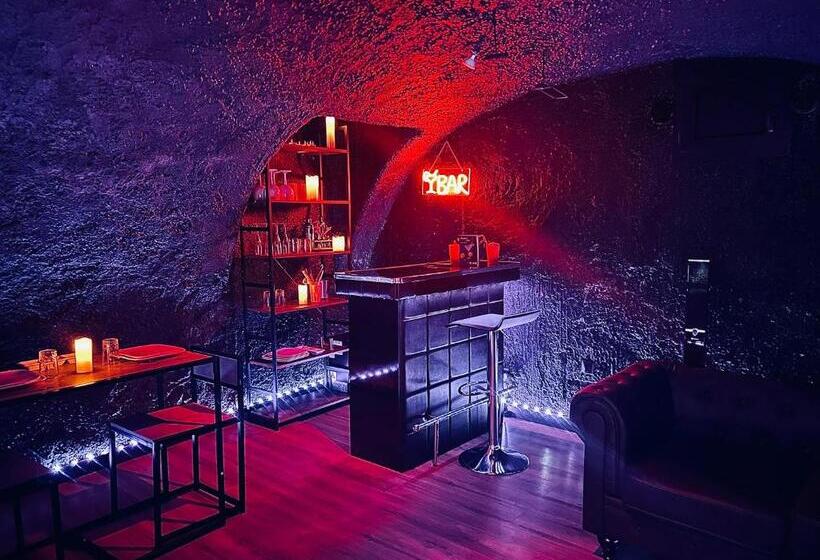 تختخواب و صبحانه Love Room Suite Dirty Diana