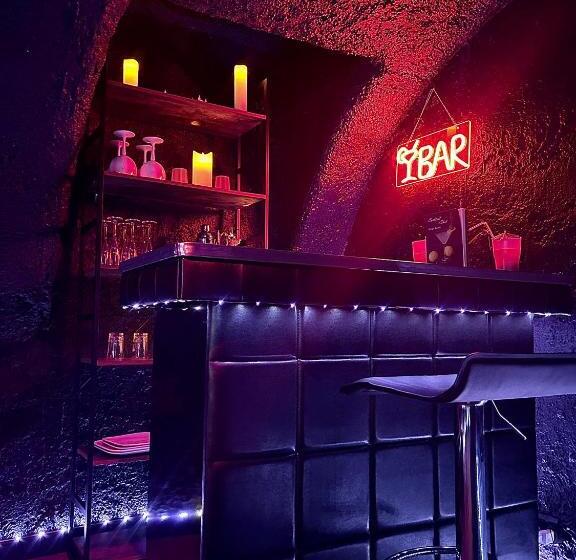 تختخواب و صبحانه Love Room Suite Dirty Diana