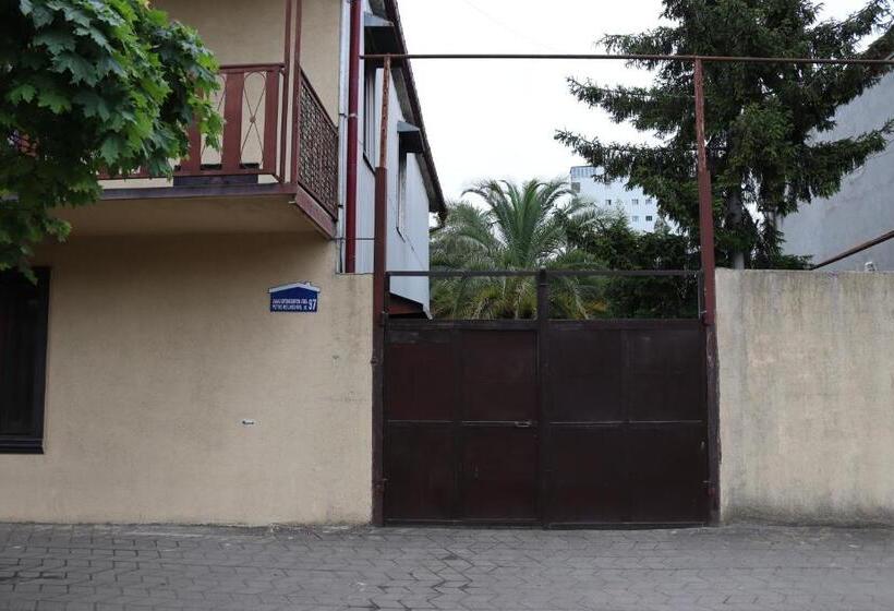 پانسیون Guesthouse In Batumi 97