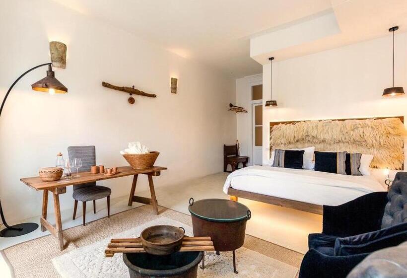 Bed and Breakfast Crobi Museum And Suites