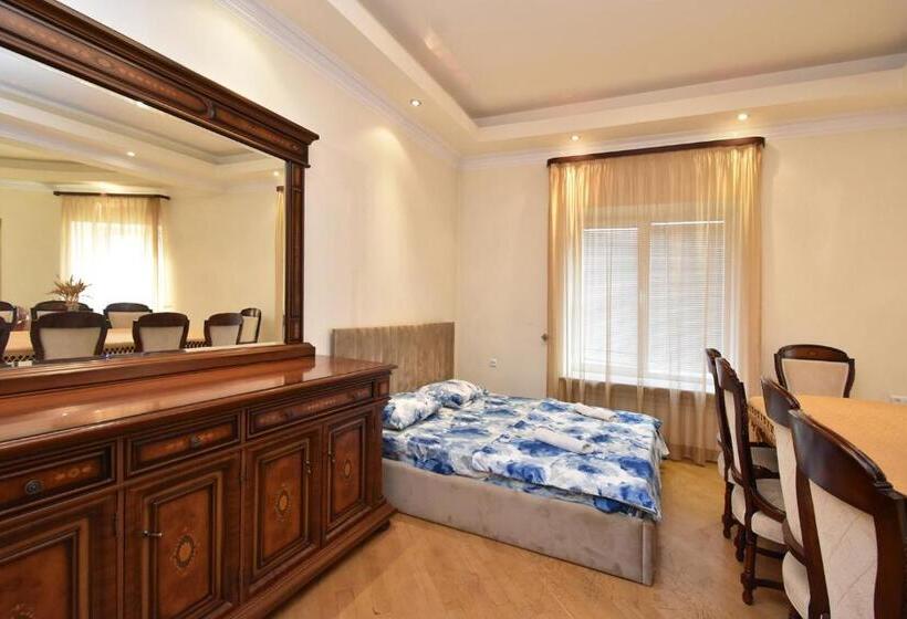 هتل Amigos Guest House