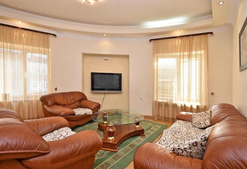 هتل Amigos Guest House