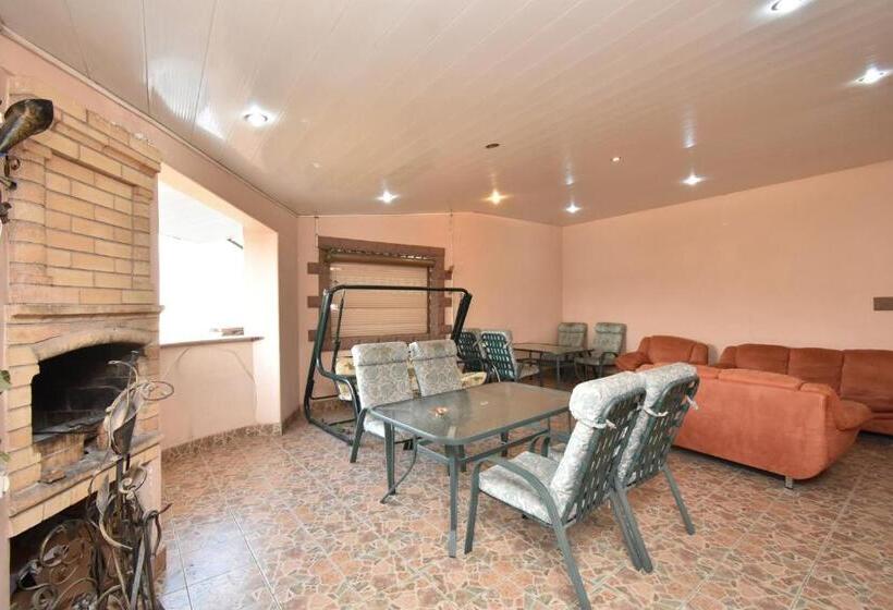 هتل Amigos Guest House