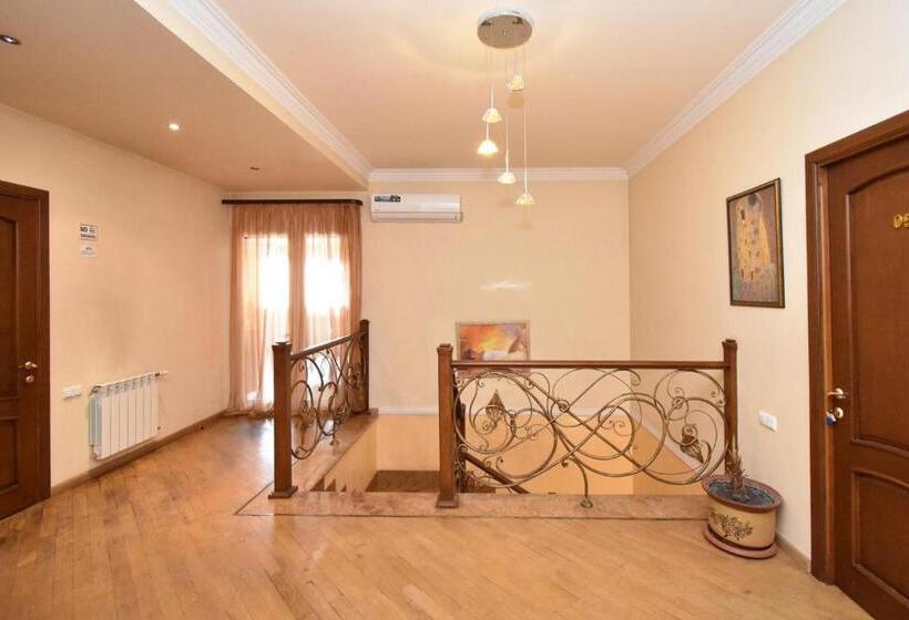 هتل Amigos Guest House