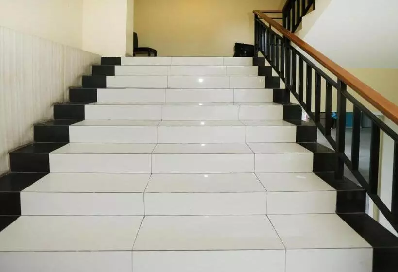 ホテル Oyo 92065 Kos Flobamor