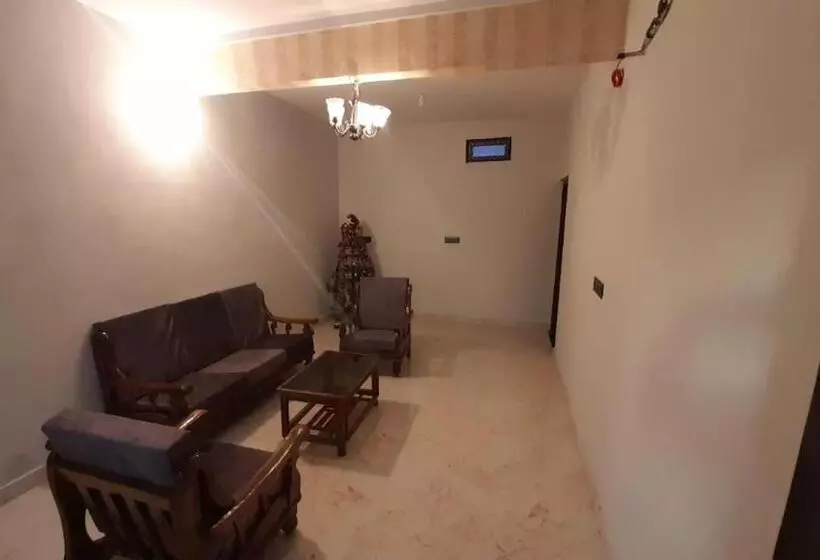 ホテル Sunstays Oppsite Bus Stand