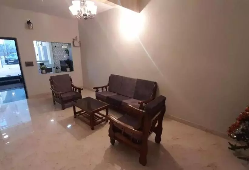 ホテル Sunstays Oppsite Bus Stand