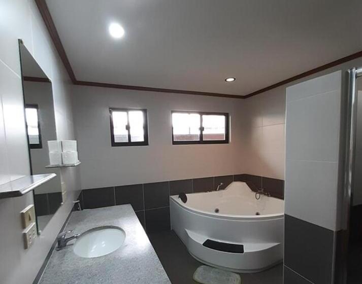 Platinum Hotel By Bluebookers