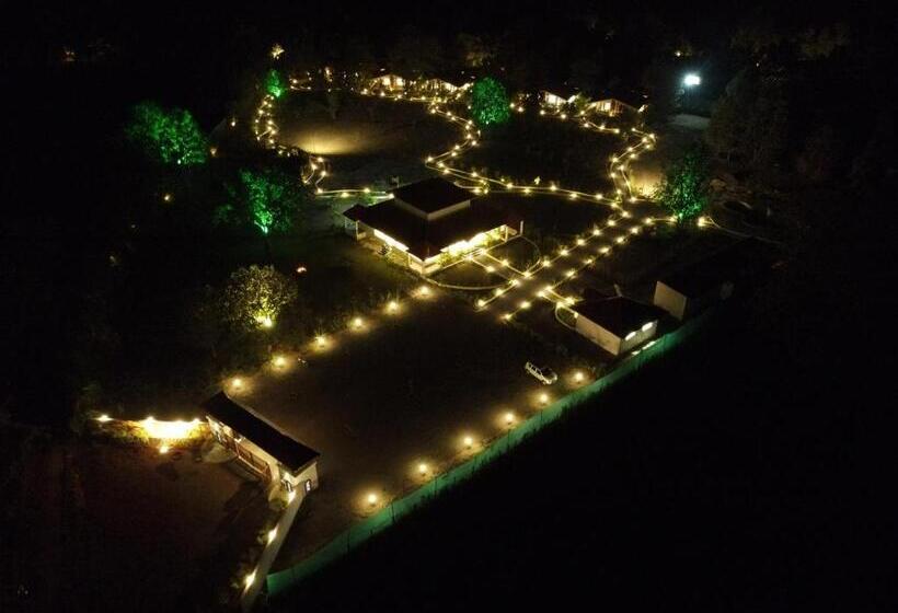 בית מלון כפרי The Infinity Pench Resort