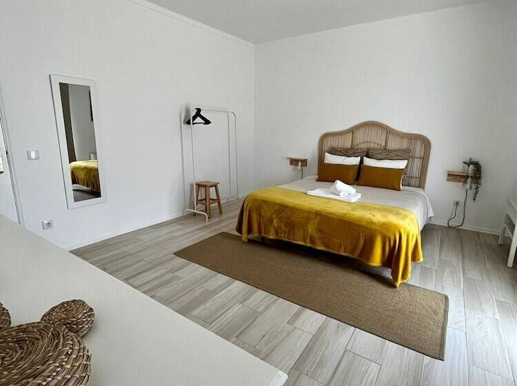 تختخواب و صبحانه Galagana Charm House