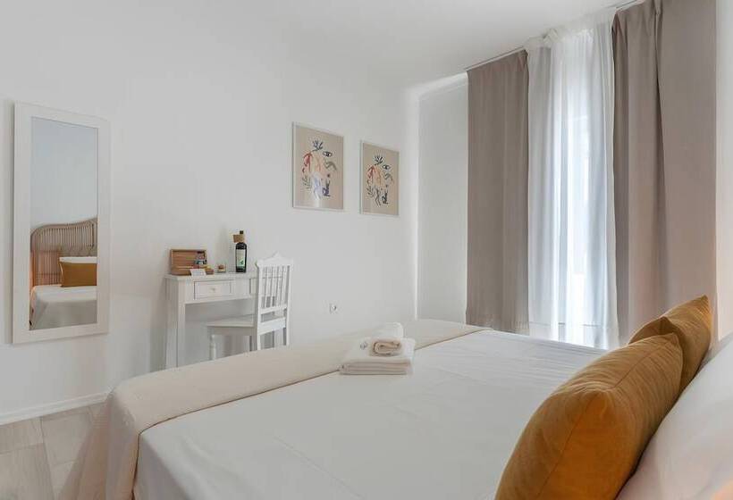 تختخواب و صبحانه Galagana Charm House