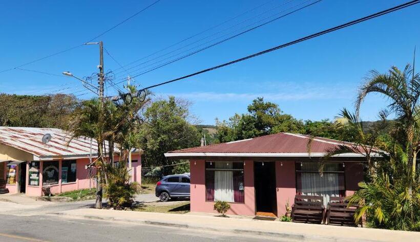 مبيت وإفطار Twin Palms Lodge