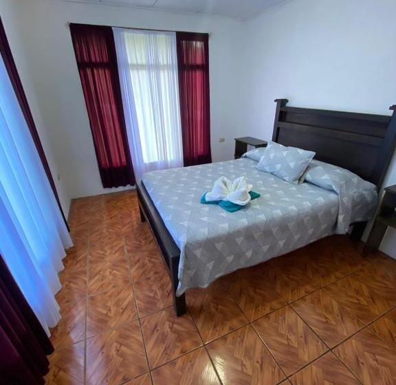 مبيت وإفطار Twin Palms Lodge