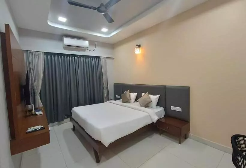 Hotelli Ponneri Gymkhana Club