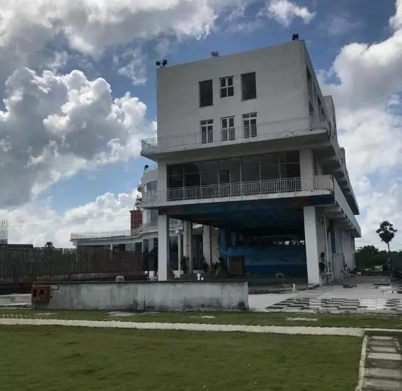 Hotelli Ponneri Gymkhana Club