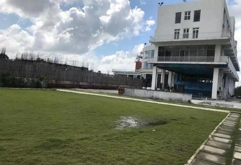 Hotelli Ponneri Gymkhana Club