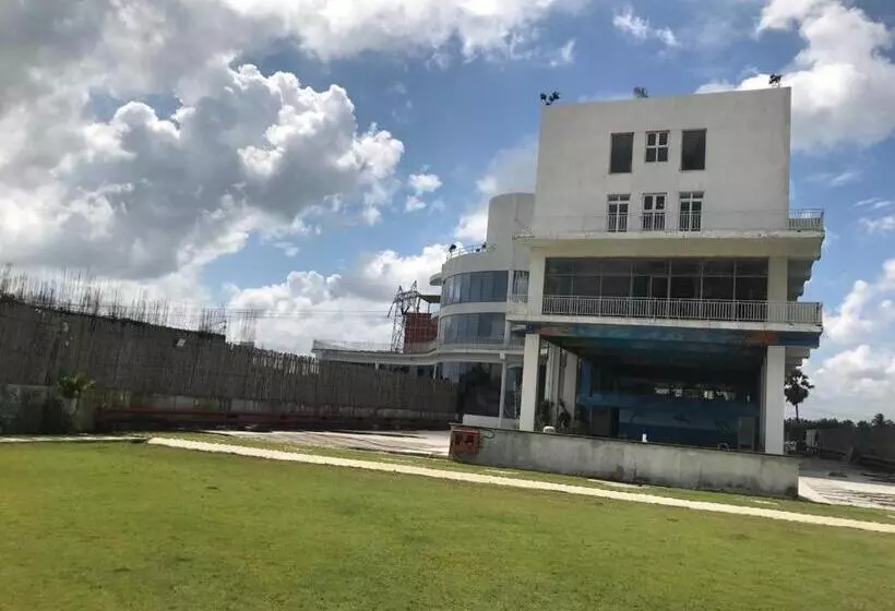 Hotelli Ponneri Gymkhana Club