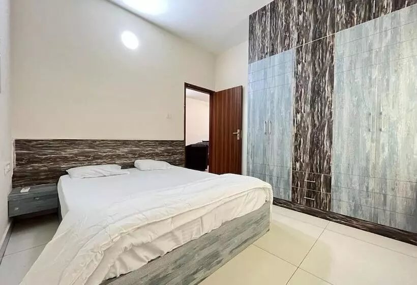 Hotelli Ponneri Gymkhana Club