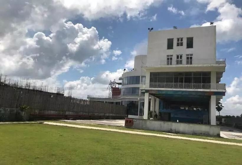 Hotelli Ponneri Gymkhana Club