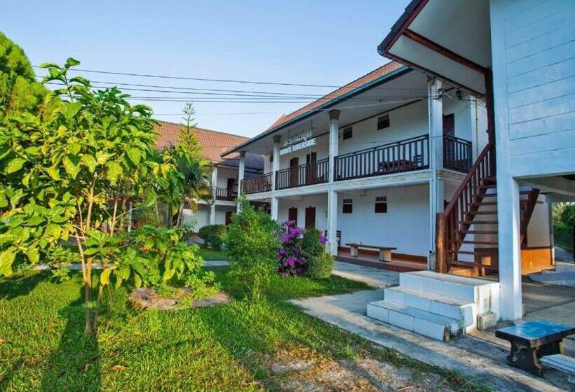 هاستل Mani Riverside Garden House