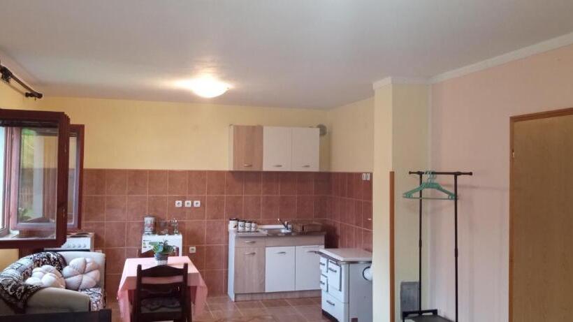 پانسیون Family Owned Self Sufficient Eco Farm Tara