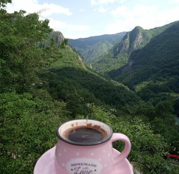 پانسیون Family Owned Self Sufficient Eco Farm Tara