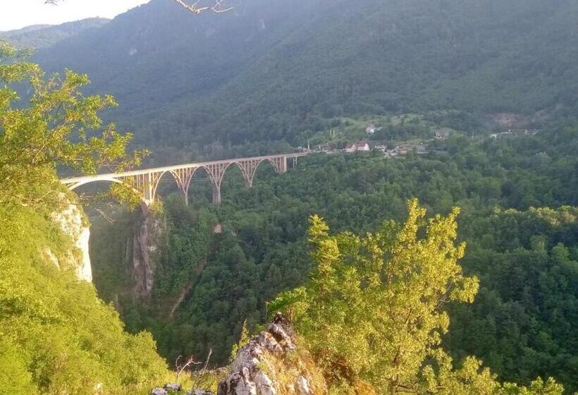 پانسیون Family Owned Self Sufficient Eco Farm Tara