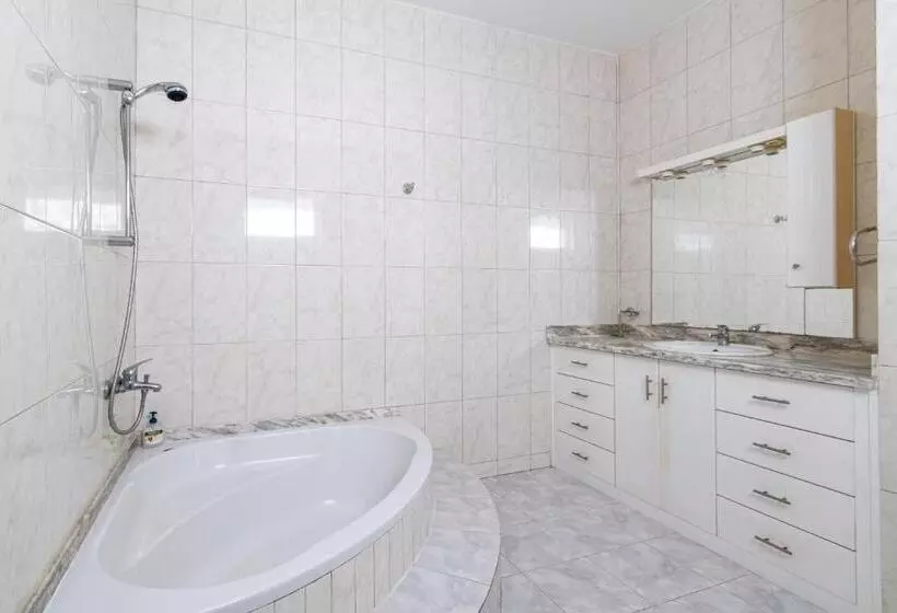 تختخواب و صبحانه Maya Apartments