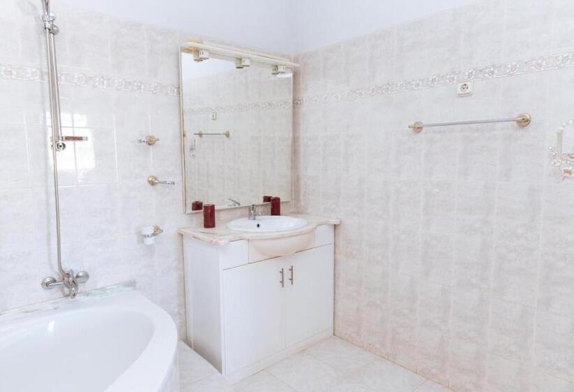 تختخواب و صبحانه Maya Apartments