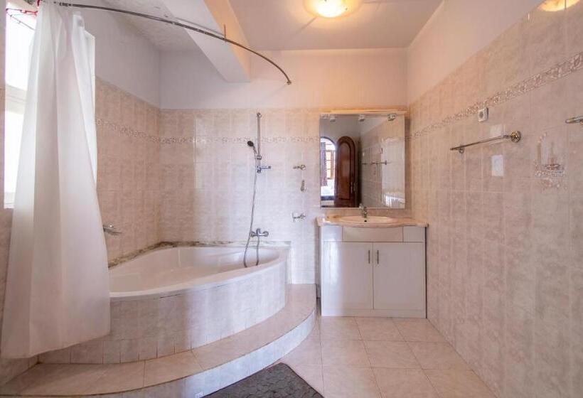 تختخواب و صبحانه Maya Apartments