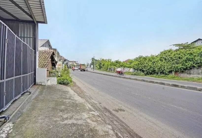 ホテル Spot On 91947 Kost Barokah Syariah