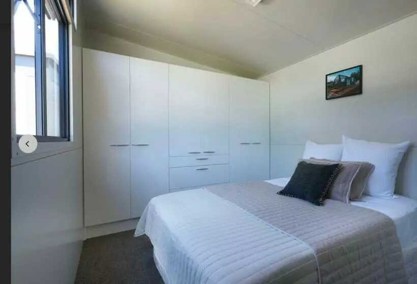 Aamiaismajoitus (B&B) Adorable 1 Bedroom Guesthouse With A Deck