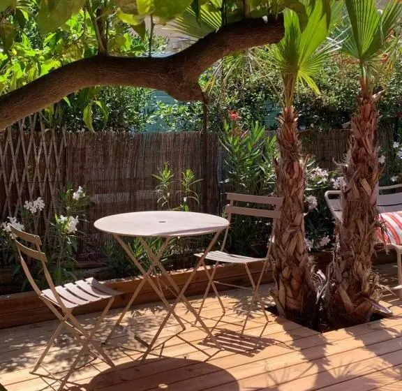 تختخواب و صبحانه La Villa Des Amandiers