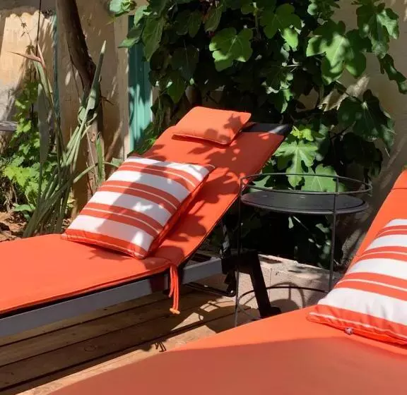 تختخواب و صبحانه La Villa Des Amandiers