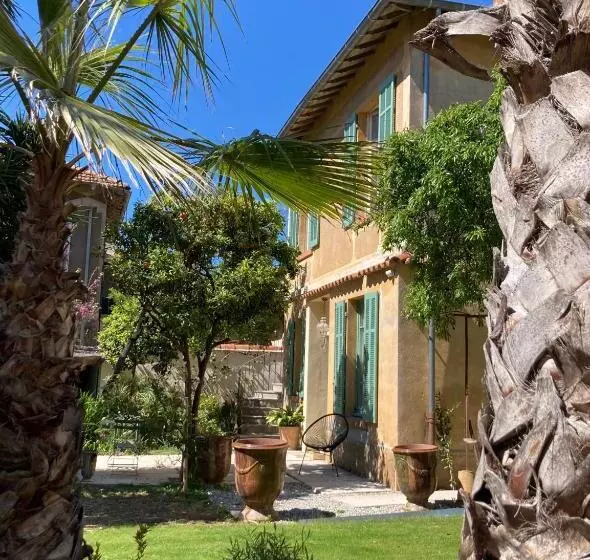 تختخواب و صبحانه La Villa Des Amandiers