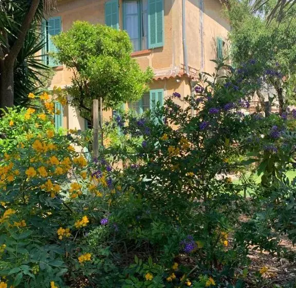تختخواب و صبحانه La Villa Des Amandiers